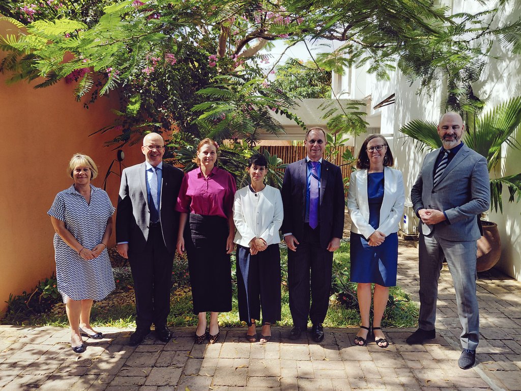 LUinCotonou's tweet photo. L’équipe Europe réunie au complet à Cotonou ! 🇧🇯🇪🇺 Une présence forte pour réaffirmer notre engagement aux côtés du Bénin.
🇫🇷 🇩🇪 🇱🇺 🇪🇺 🇧🇪 🇳🇱   
#TeamEurope #Benin #Cotonou #Diplomatie https://t.co/InHSCCJ0Kc
