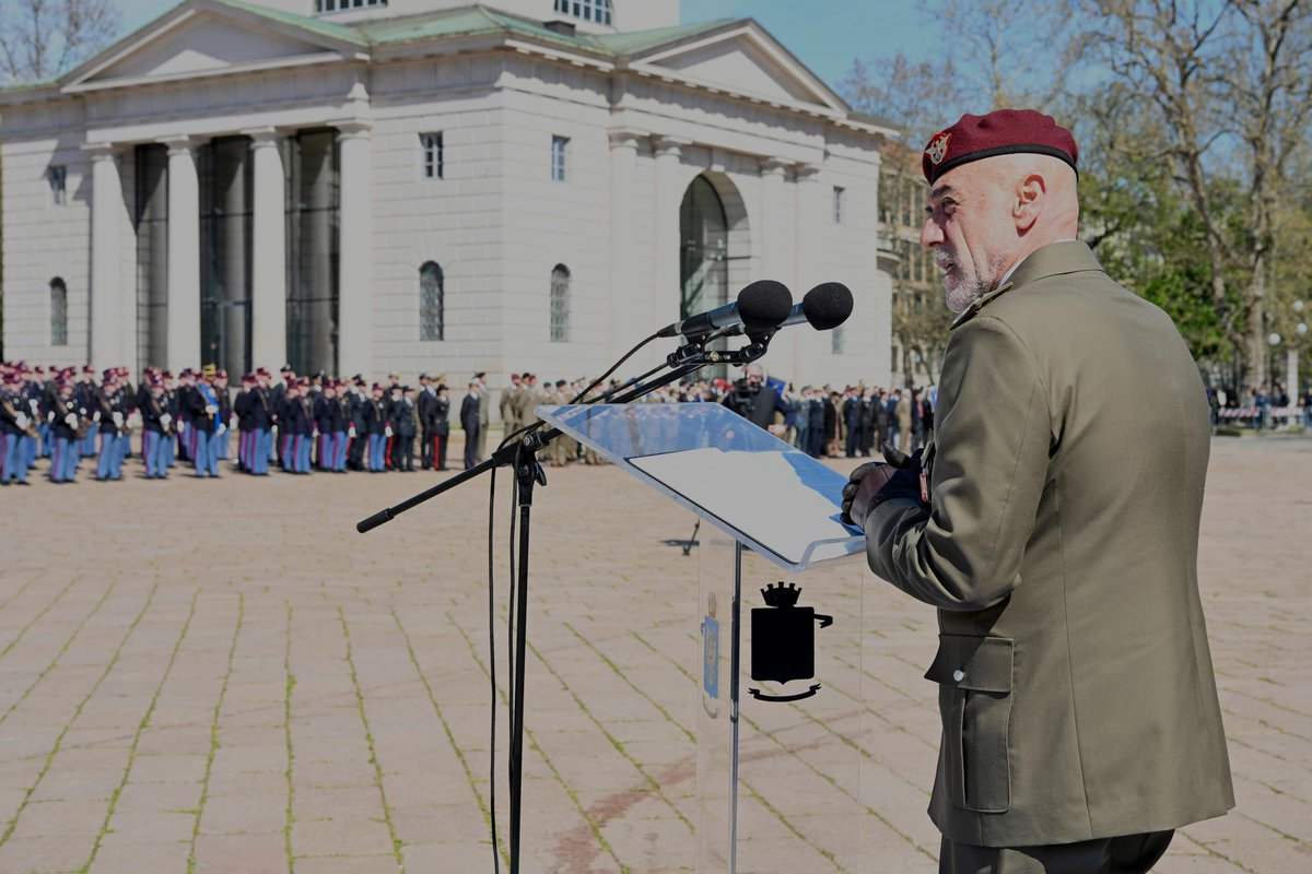 Esercito's tweet image. Gli 82 Allievi del corso “#Marinetti II” della Scuola Militare Teulié hanno prestato giuramento alla #Repubblica nella centralissima Piazza Sempione, a #Milano, alla presenza del Presidente del #Senato Sen. Ignazio La Russa, del Sottosegretario di Stato alla #Difesa Sen. Isabella