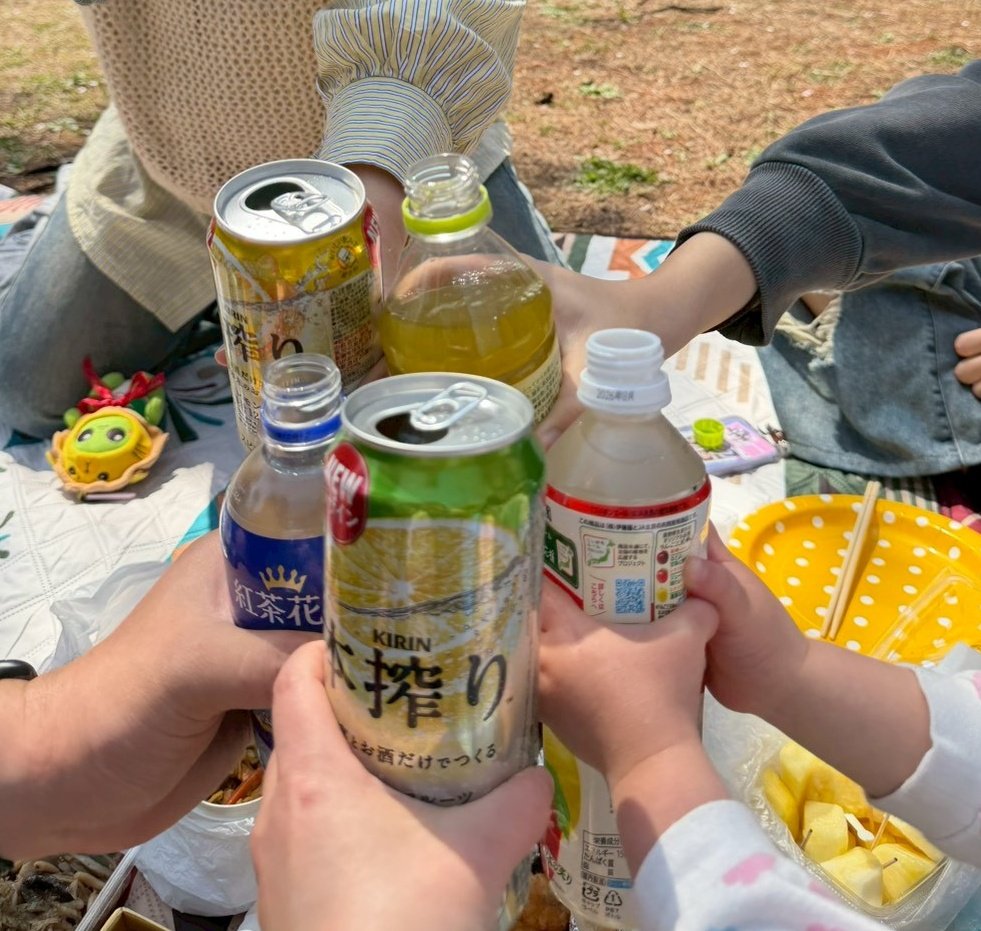 FOREVER__OL's tweet photo. 久々の三姉妹でお花見🥰🥰🥰
娘ちゃん姪っ子だんなさんと参加者が増えていってもずっと笑いっぱなしで昔と変わらず。この出会いをくれたおラブに感謝です😚 https://t.co/CFqNaY9fvn