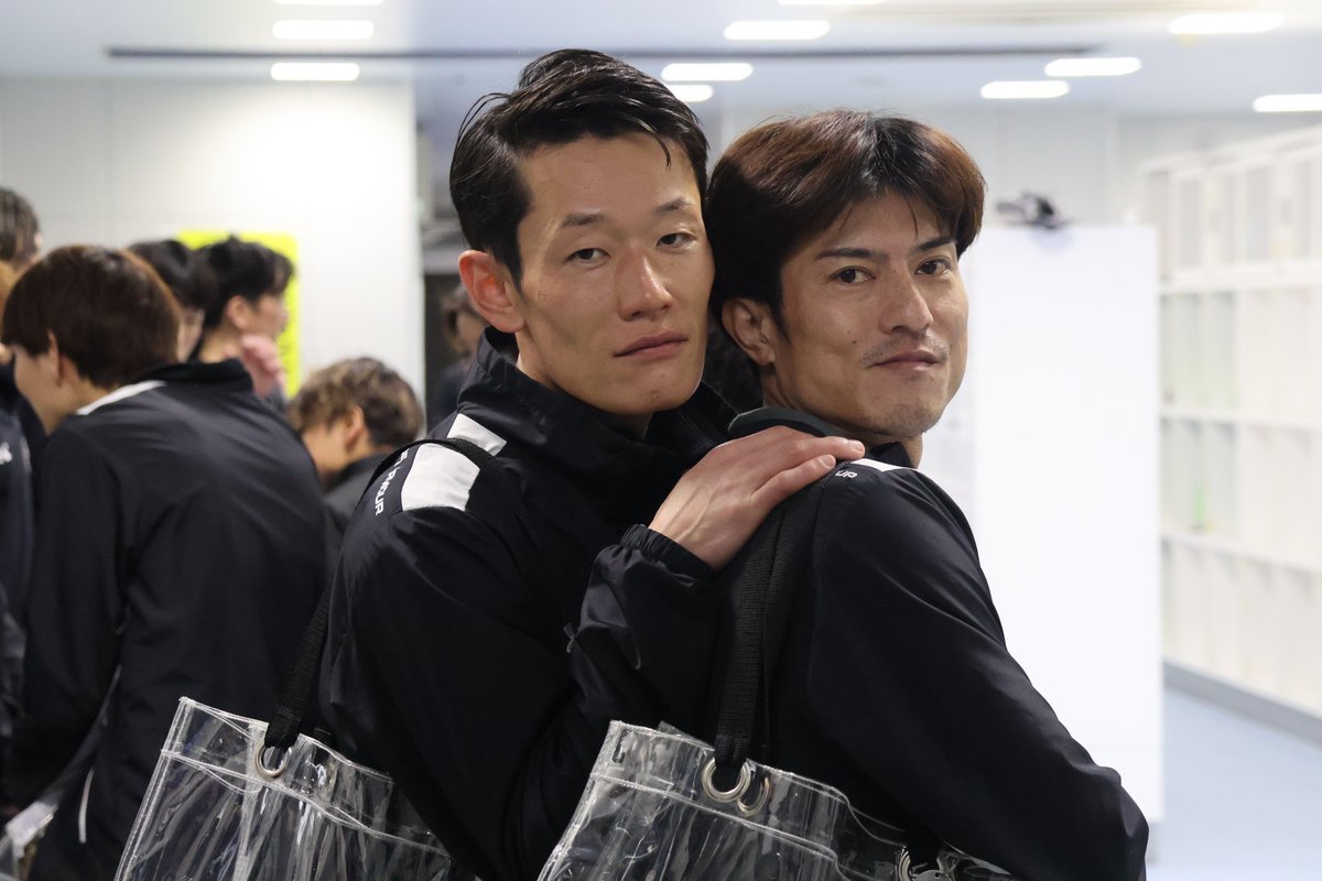 hochi_boatrace's tweet photo. ボートレース蒲郡（２８日）  
【ＳＧ第６１回ボートレースクラシック】（５日目）

《本日のカヤ兄》

予選敗退後も時間を掛けて調整に明け暮れ、「はあ～、疲れましたあ～」と浜崎直矢選手にぐったりもたれかかるカヤ兄。「何とか2勝目を挙げることができました！最後までもう一踏ん張りしますよ！！」