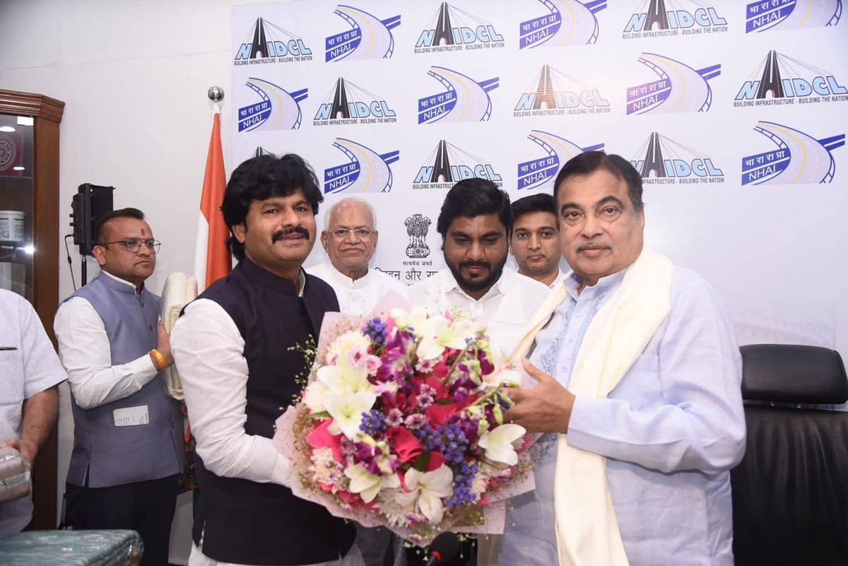 GopichandP_MLA's tweet photo. नवी दिल्ली येथे मा. नितीनजी गडकरी साहेबांची भेट घेऊन जत तालुक्यातील रस्ते विकास, उमदी बायपास व NH-266 उन्नतीकरणासह महत्त्वाच्या प्रकल्पांसाठी मागण्या मांडल्या. विकासासाठी सकारात्मक निर्णयाची अपेक्षा. 

#NitinGadkari #GopichandPadalkar #Maharashtra #Sangli #Jath https://t.co/RSmPASsag0