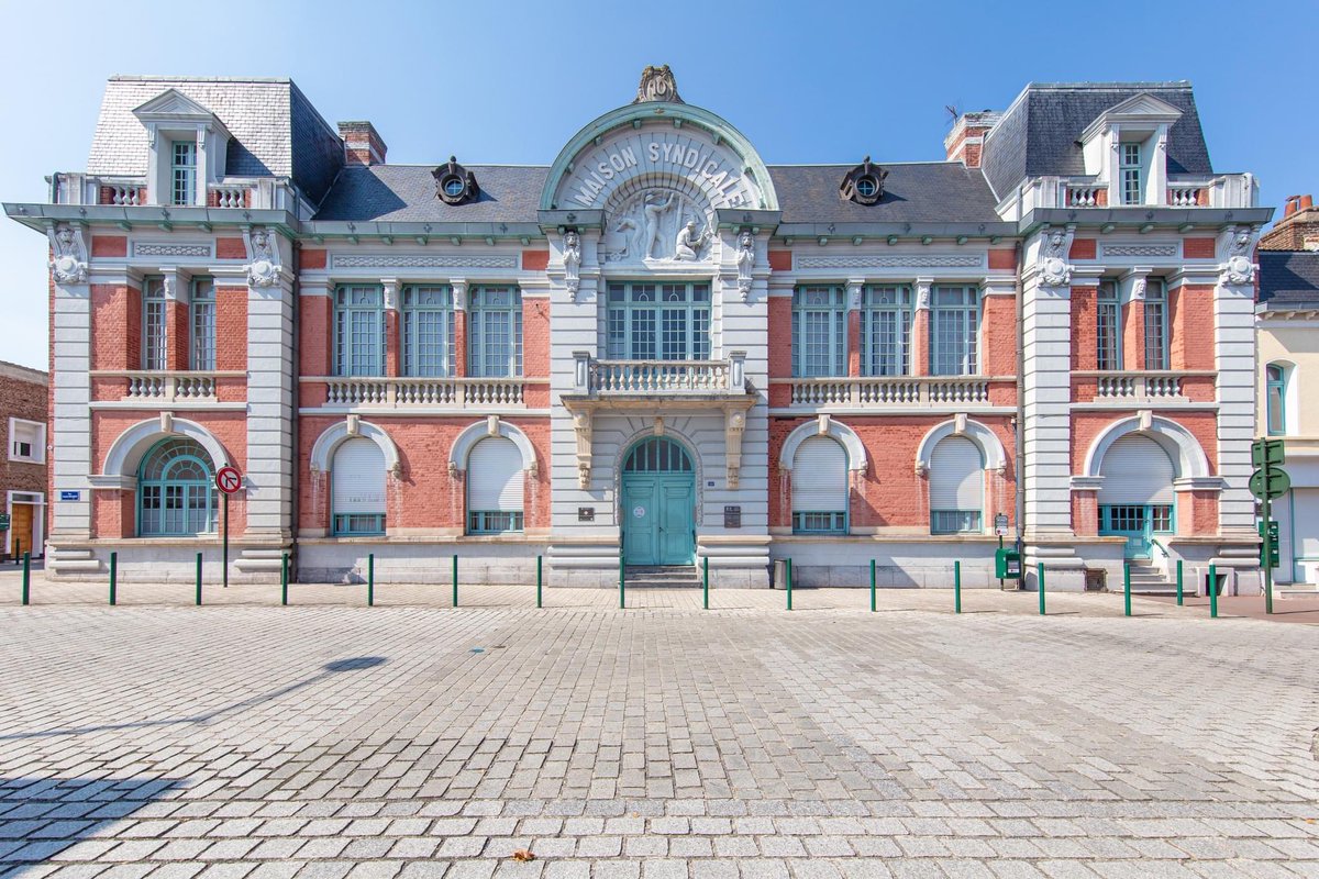 Lens, ma ville, je t’aime.

Toujours rabaissée, mais tu n’as jamais cédé malgré les souffrances.

Camp Romain à la Capitale du Bassin Minier

Deux mille ans après tu es encore debout et fière, ça pour toujours.