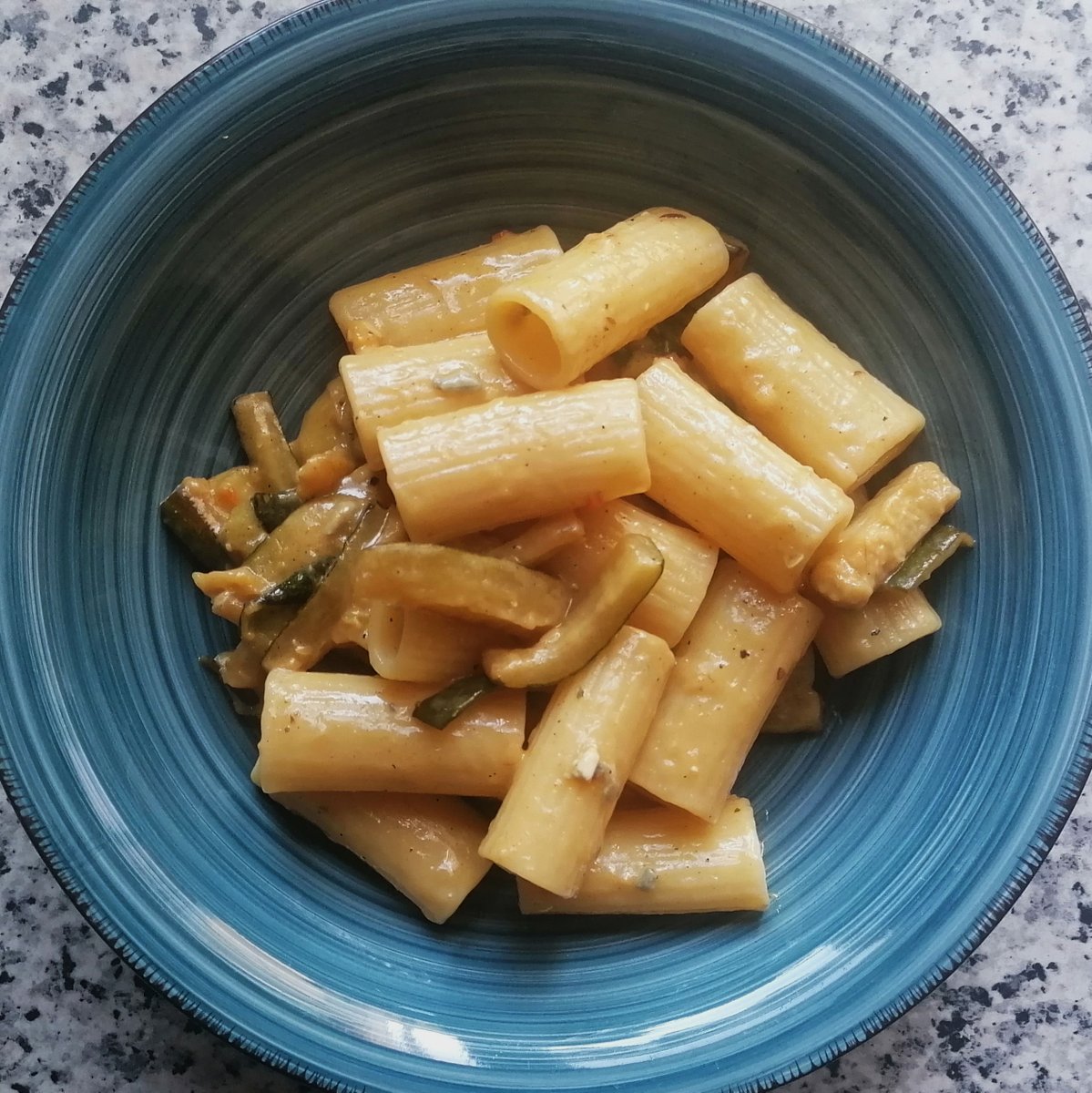MikeKocht's tweet image. Da muss kein #Fleisch rein für viel Geschmack
Und #Pasta mit #Zucchini und #Gorgonzola muss auch nicht unbedingt immer cremig daher kommen.

So schmeckt sie jedenfalls extrem gut!

mikekocht.at/2023/07/04/pas…