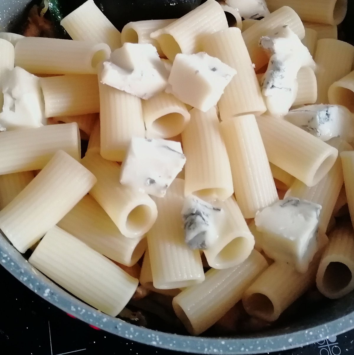 MikeKocht's tweet image. Da muss kein #Fleisch rein für viel Geschmack
Und #Pasta mit #Zucchini und #Gorgonzola muss auch nicht unbedingt immer cremig daher kommen.

So schmeckt sie jedenfalls extrem gut!

mikekocht.at/2023/07/04/pas…