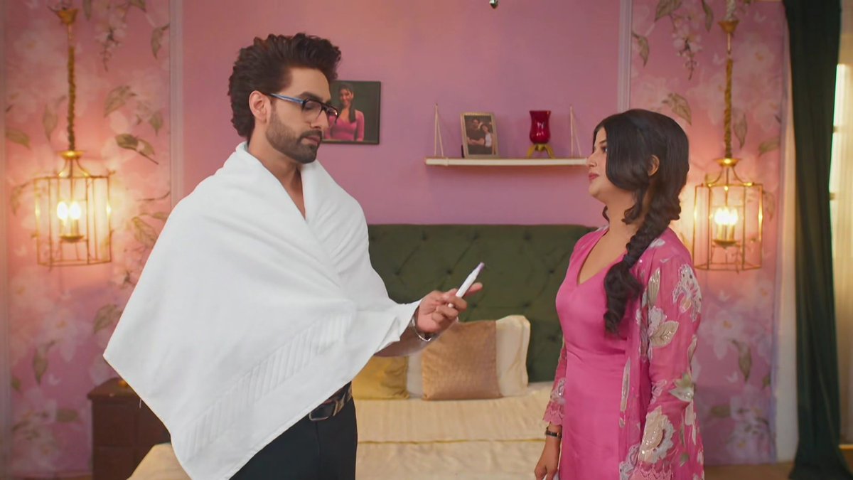 AbhimaanDiaries's tweet image. Chupa to aise rahe hai armaan na jane pehli baar shirt utara ho🙈🌚😭🤣
#yrkkh #yrkkh4 #AbhiMaan #RohitPurohit #SamridhiiShukla #AbhiraSharma #ArmaanPoddar