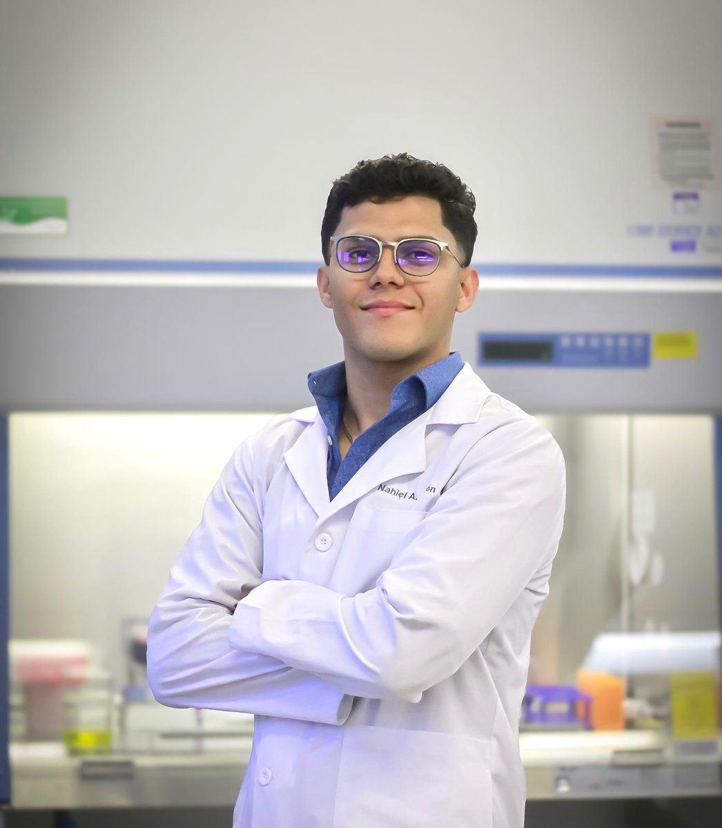 UPRHComunica's tweet photo. ✨🦉 Único estudiante de Puerto Rico en recibir esta distinción 🙌🇵🇷
El estudiante de tercer año, Nahiel Cintrón Lugo, escribe su nombre en la historia de la #UPRH al convertirse en el segundo estudiante de nuestra institución en obtener la prestigiosa Beca Barry Goldwater, uno de los más altos reconocimientos en investigación científica a nivel nacional.
Entre más de 5,000 estudiantes en todo Estados Unidos, solo alrededor de 450 son distinguidos como Goldwater Scholars. 🌟 Este año, Nahiel destaca como el único estudiante de Puerto Rico en alcanzar esta distinción, reafirmando el calibre del talento que se forma en la #UPRH.
Hoy, nuestro Nido celebra con inmenso orgullo a Nahiel, ejemplo de disciplina, pasión por la ciencia y compromiso con la investigación.
Extendemos nuestras felicitaciones, también a la Dra. Maritere Cardona, representante de la beca en Humacao, y a sus mentores, Dr. Kevin M. Alicea, Dra. Betzaida Castillo y Dr. C. Brown, por guiar y apoyar este extraordinario logro.
🌍✨ ¡En la #UPRH seguimos formando mentes brillantes que dejan huella!
@UPR_Oficial #orgullobúho #uprh #somostuuniversidad
