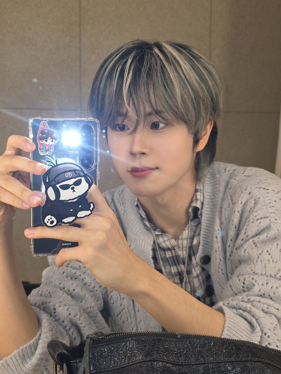 DIGNITY_members's tweet photo. 🪞📸 

#MINSEOK #민석 #DIGNITY #디그니티 #SLIPSHOT #POINT_BLANK https://t.co/bhfsfljpd3