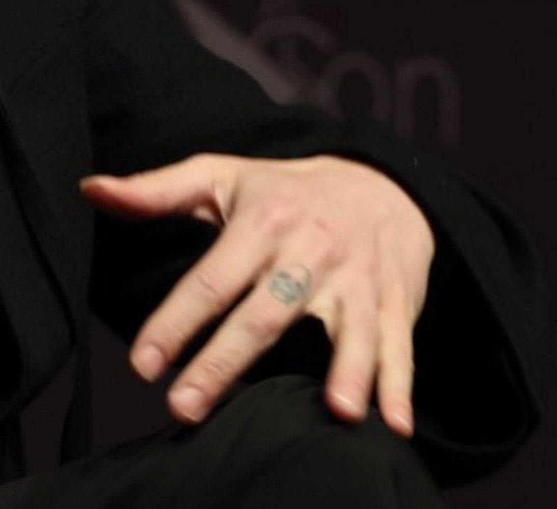 good morning jamietwt! he looks naked without his rings