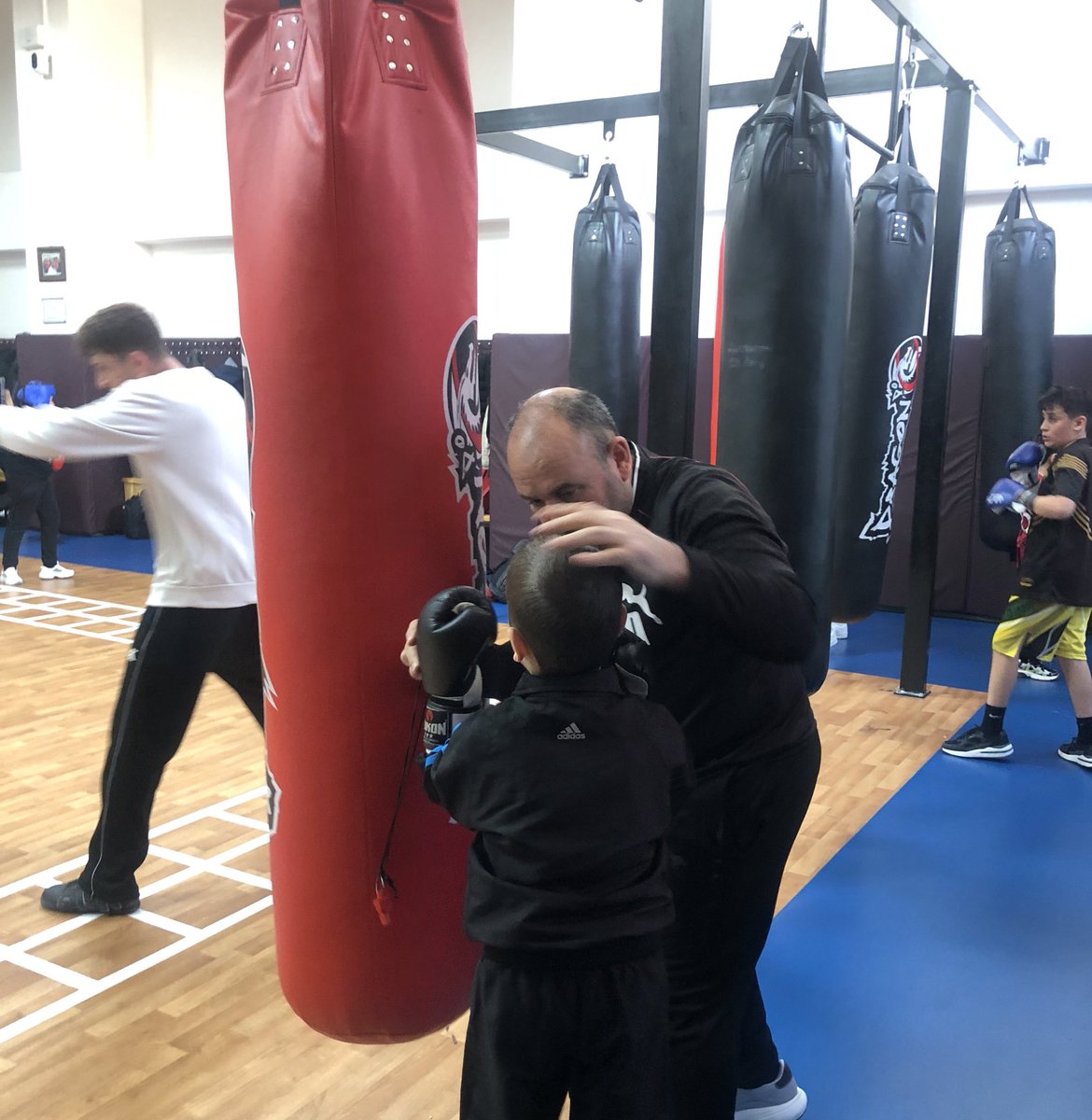 Başarı tesadüf değildir.

Yetenek taraması projesi ile oğlumun boks branşına olan yeteneğini Van’ımızın gururu milli boks antrenörü Ayhan Öz eşliğinde hayata geçirmesiyle sınırlarımızı zorluyoruz.Çünkü biliyoruz ki doğru rehber,en büyük farkı yaratır.

📍İpekyolu Çok Amaçlı Salon