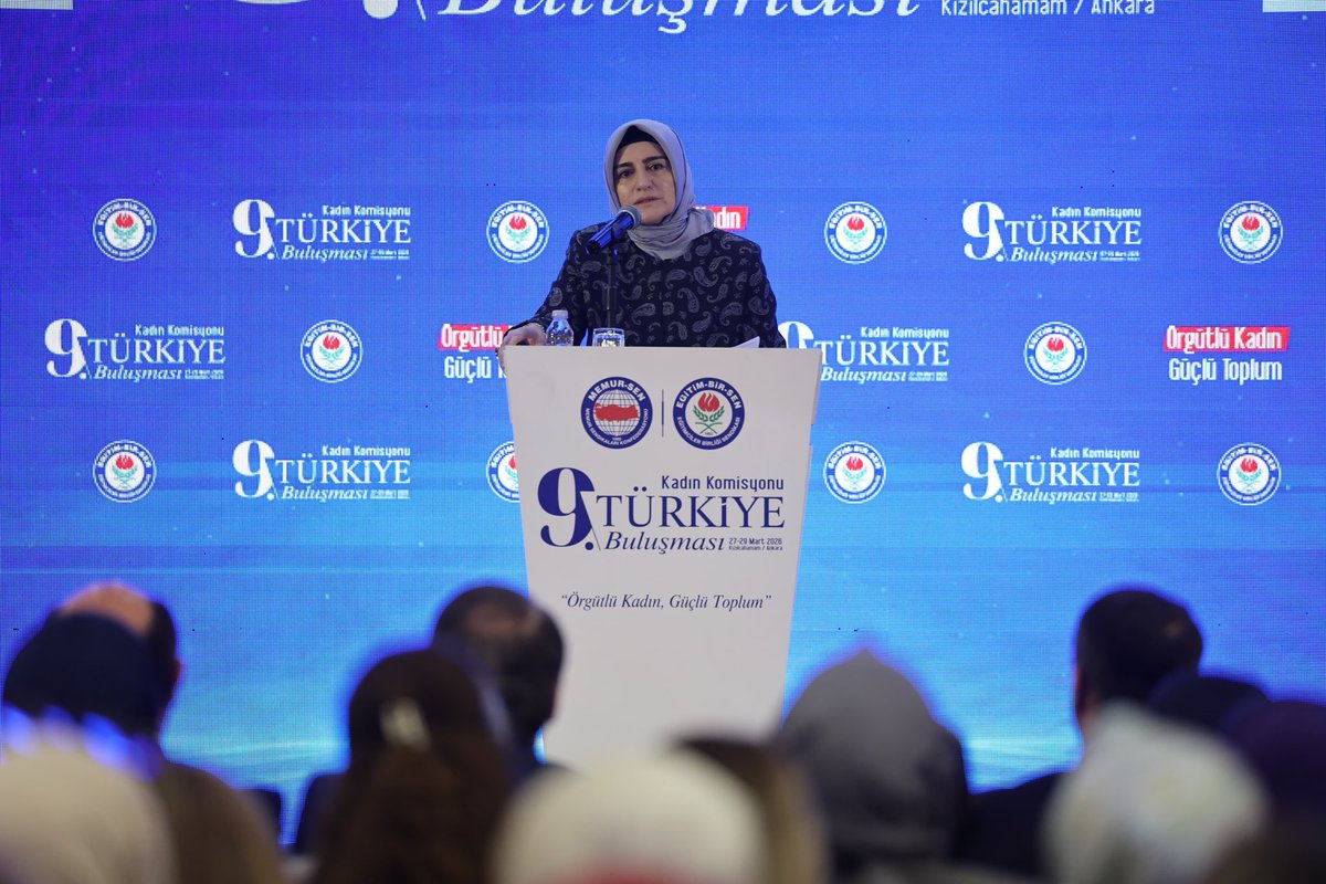 _aliyalcin_'s tweet photo. "Örgütlü Kadın, Güçlü Toplum,
Güçlü Aile, Büyük Türkiye"

Eğitim Bir-Sen'imizin soylu mücadelesinin baştacı; 
örgütlü Kadın gücümü;
Eğitim-Bir-Sen 9. Kadın Türkiye Buluşması programımıza başlıyoruz.... 

Eğitimi yalnızca bir meslek alanı değil, bir medeniyet inşası olarak gören anlayışımızla; bu büyük yürüyüşün en güçlü taşıyıcısı olan kadınların emeğini, iradesini ve dönüştürücü gücünü her zaman merkeze aldık.

Sınıflarda geleceği inşa eden, bilgiyi şefkatle yoğuran, emeğiyle topluma yön veren kadın eğitimcilerimizin azmi; yarınlarımızın teminatıdır. Kadınların varlığıyla güçlenen sendikal mücadelemiz, adaletin, hakkın ve insan onurunun daha gür bir sesle savunulmasına vesile olmaktadır.

Eğitim-Bir-Sen olarak; kadınların emeğini görünür kılan, sözünü güçlendiren ve karar süreçlerindeki etkisini artıran bir anlayışla yol yürümeye kararlıyız.

Kadın Komisyonumuzun örgütlenme bilincindeki artış, sendikal mücadelemiz kadar ülkemiz ve geleceğimiz için de önemlidir.

Çünkü biliyoruz ki; kadının emeği güçlendikçe toplum güçlenir, kadınların sesi yükseldikçe gelecek daha sağlam inşa edilir.

#1000SendikacıKadınLider
@EgitimBirSen
@Sdka_Aydin
@ebskadin