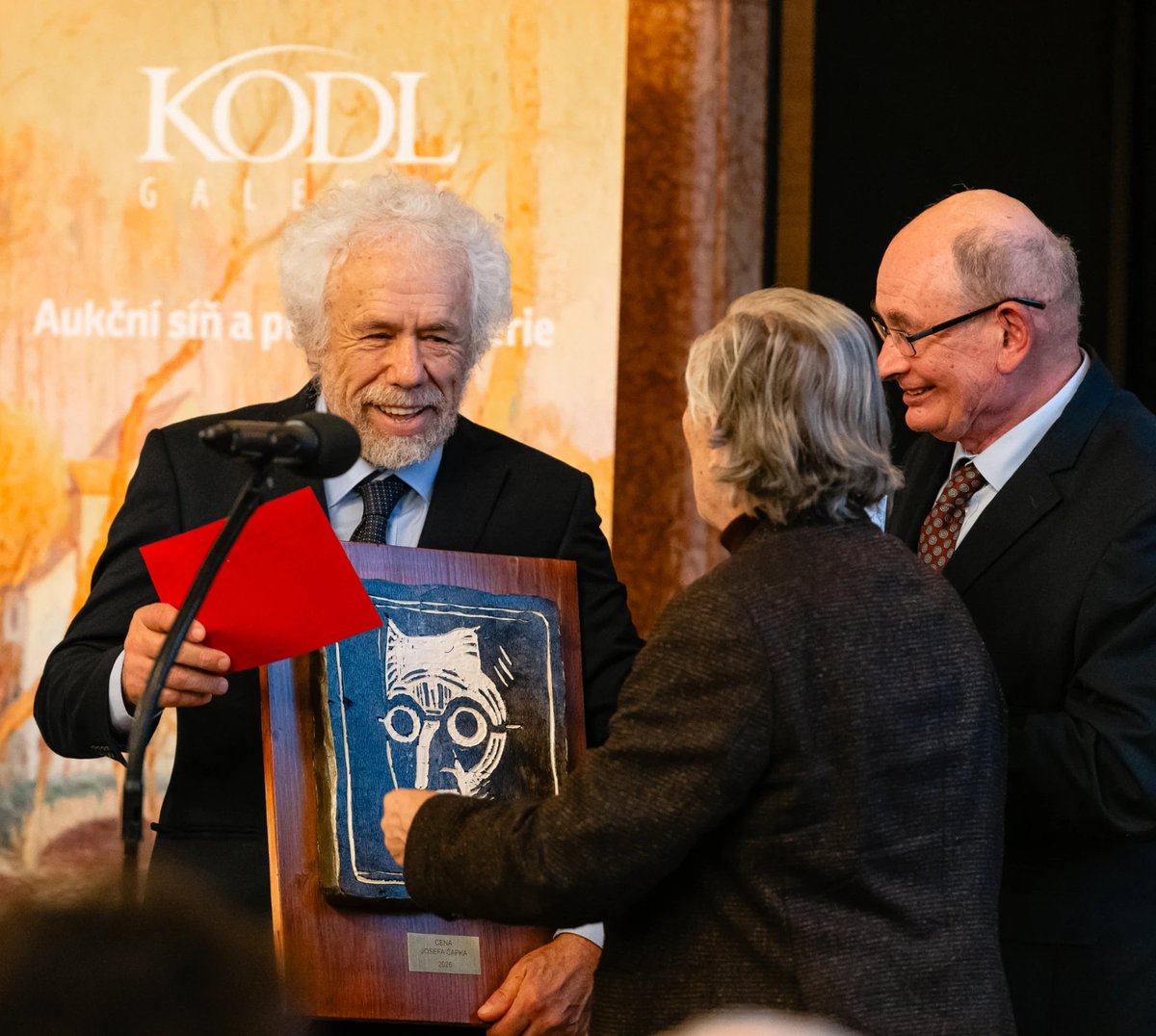 penklubCZ's tweet photo. České centrum Mezinárodního PEN klubu letos poprvé udělilo Cenu Josefa Čapka. Jejím laureátem se stal Miroslav Huptych, básník, aforista, výtvarník, editor a arteterapeut, a to za svou tvorbu, která se vyznačuje propojováním literárního a vizuálního světa.
https://t.co/XFy4dzuyZM https://t.co/Kna69pVW79
