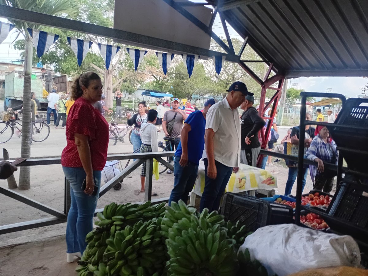 Superando dificultades y obstáculos se realiza la feria agro-comercial en #LasTunas #PorLasTunasLaVictoria #SíSePuede