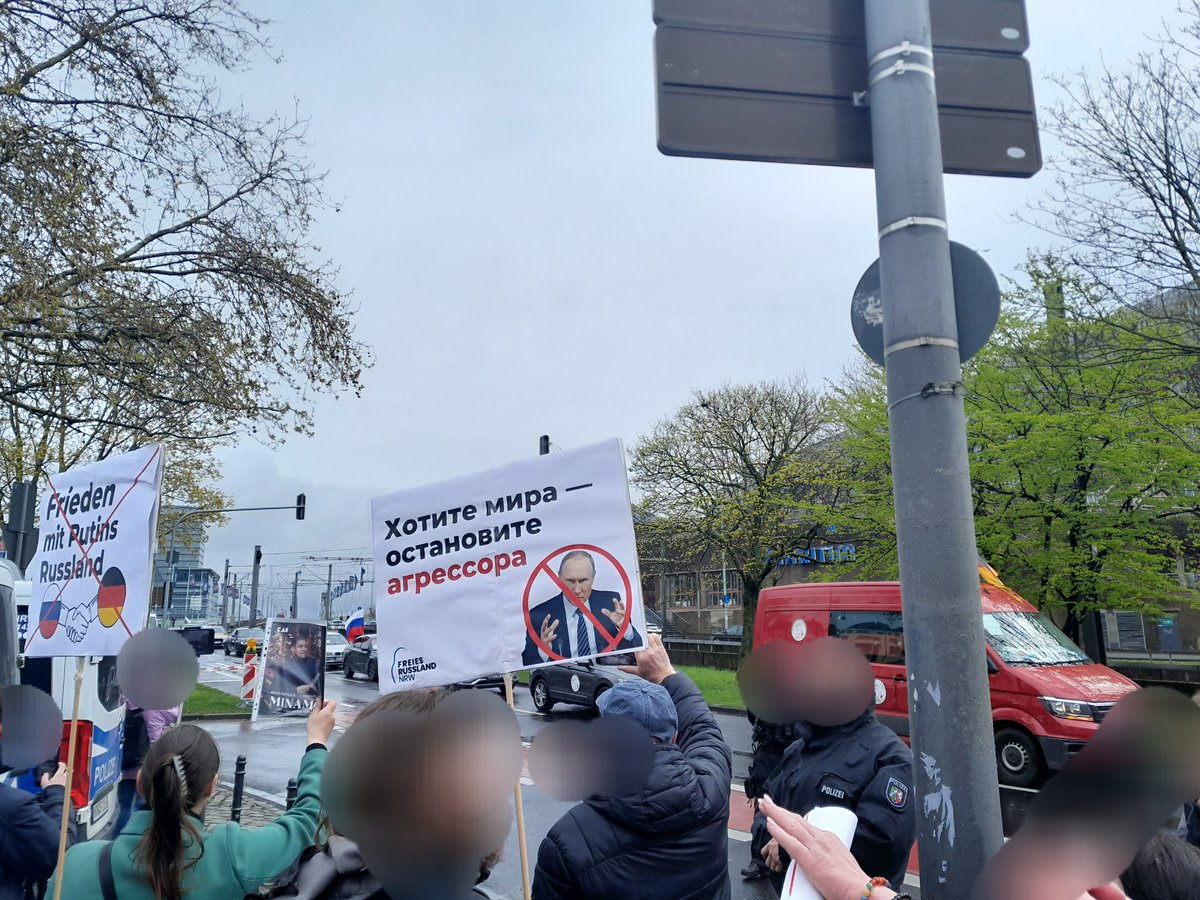reclaimrosalux1's tweet image. Vorhin in #Köln: Putins Fankorso, u.a. mit Markus Beisicht und "Team Hennef". Gegenprotest von "Für ein Freies Belarus" und @FreiesRUS_NRW - wir melden und gleich nochmal🚆 #k2803