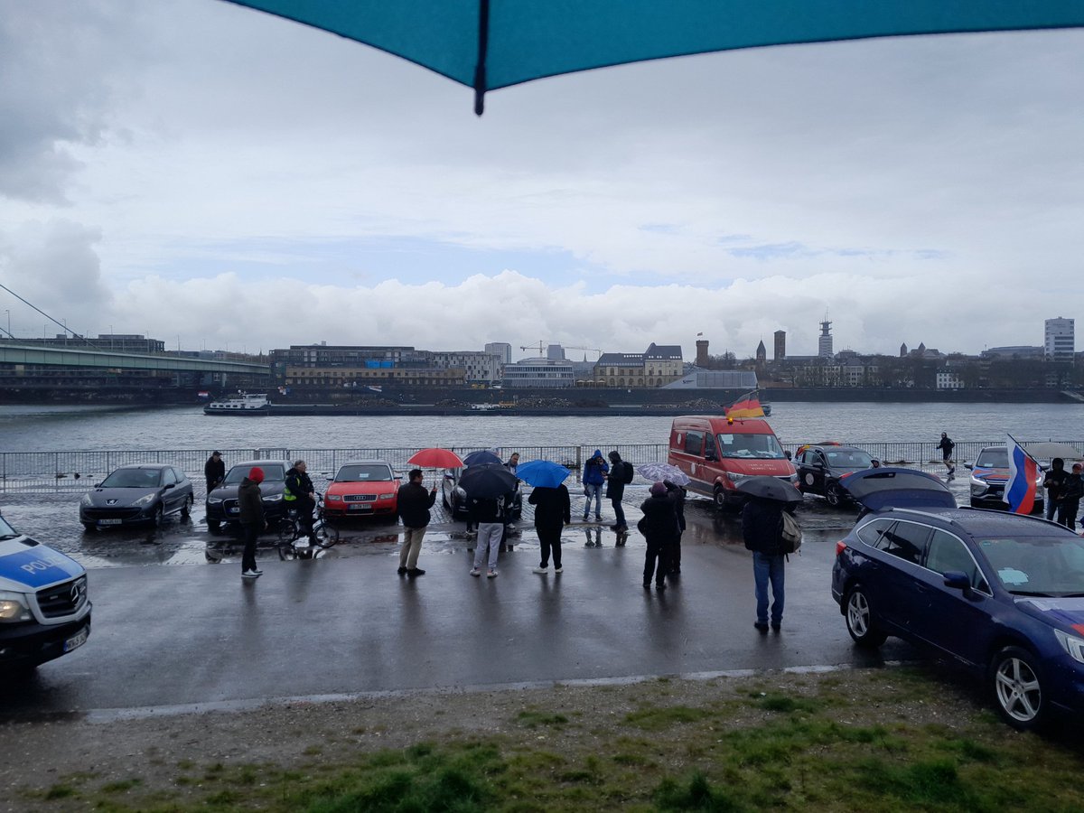 reclaimrosalux1's tweet image. Vorhin in #Köln: Putins Fankorso, u.a. mit Markus Beisicht und "Team Hennef". Gegenprotest von "Für ein Freies Belarus" und @FreiesRUS_NRW - wir melden und gleich nochmal🚆 #k2803