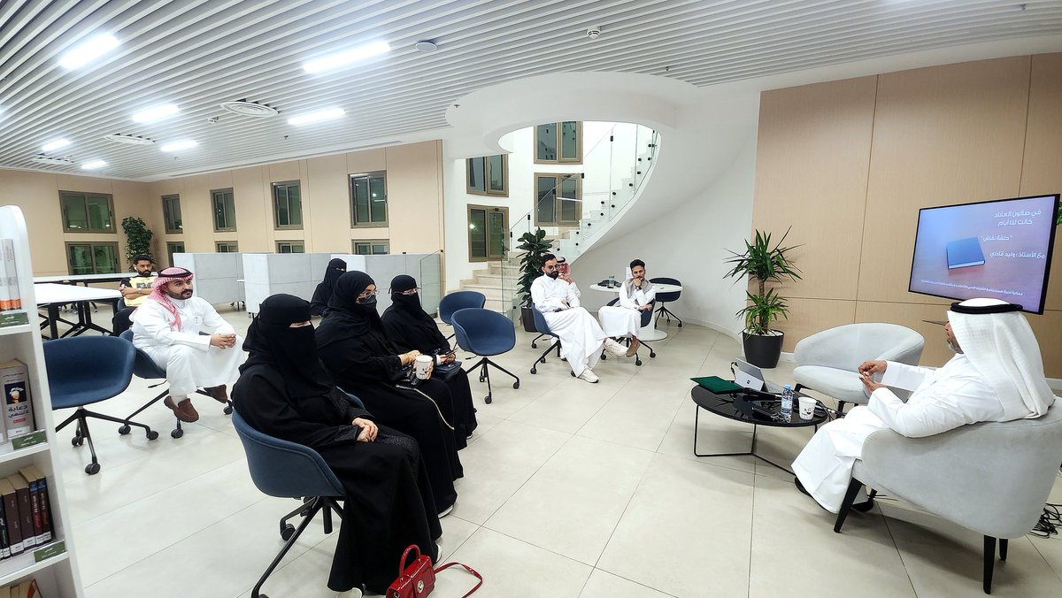 Mujammi642642's tweet photo. صالون العقاد يستعيد الذاكرة الأدبية في حلقة نقاش “كانت لنا أيام” مع الأستاذ: وليد قادري وذلك بالتعاون مع مقهى خطوة وبيت الثقافة، في أمسية أدبية جمعت نخبة من المثقفين والمهتمين بالشأن الثقافي.#بيت_الثقافة #العقاد #الأدب_والثقافة https://t.co/KKM83pkf5O