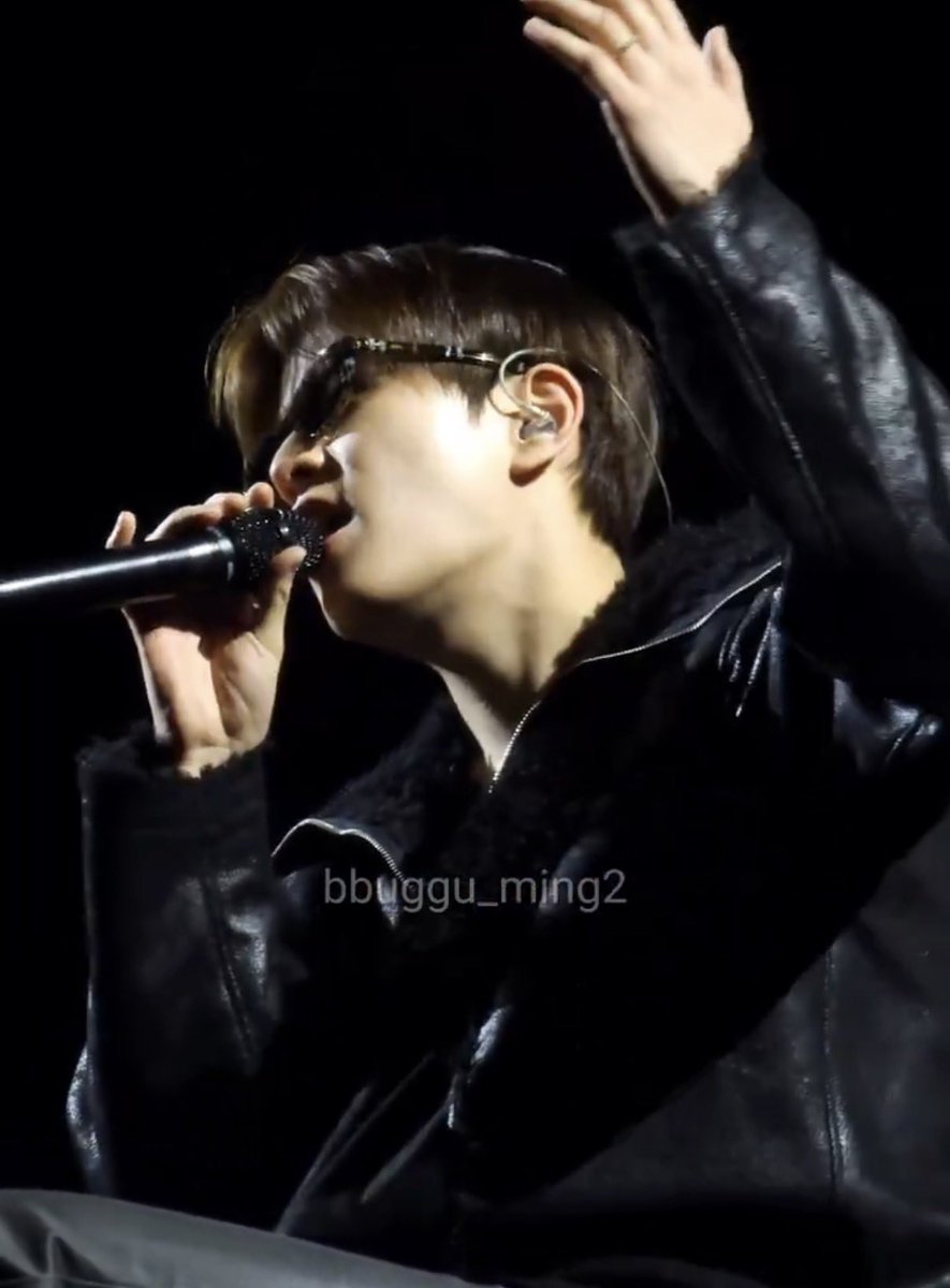 GOLDENSEUNGS's tweet photo. its over here in the Seungmin Nation whenever he put that sunglasses on https://t.co/ARhIlRkAnD