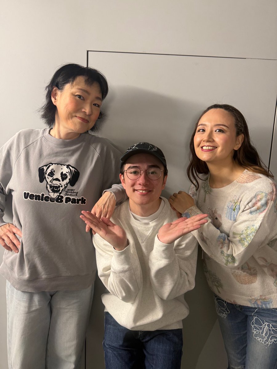 #メリーポピンズ　本初日開幕いたしました！！☂️
お客様の拍手と声援が本当にあったかくて情熱的で、自分が出てるシーンでも出てないシーンでもとても胸が熱くなります😇

ここから6月6日の大阪千穐楽まで頑張ってまいります！！

本日はまきさんと花代さんと📷✨

#メリーポピンズ2026