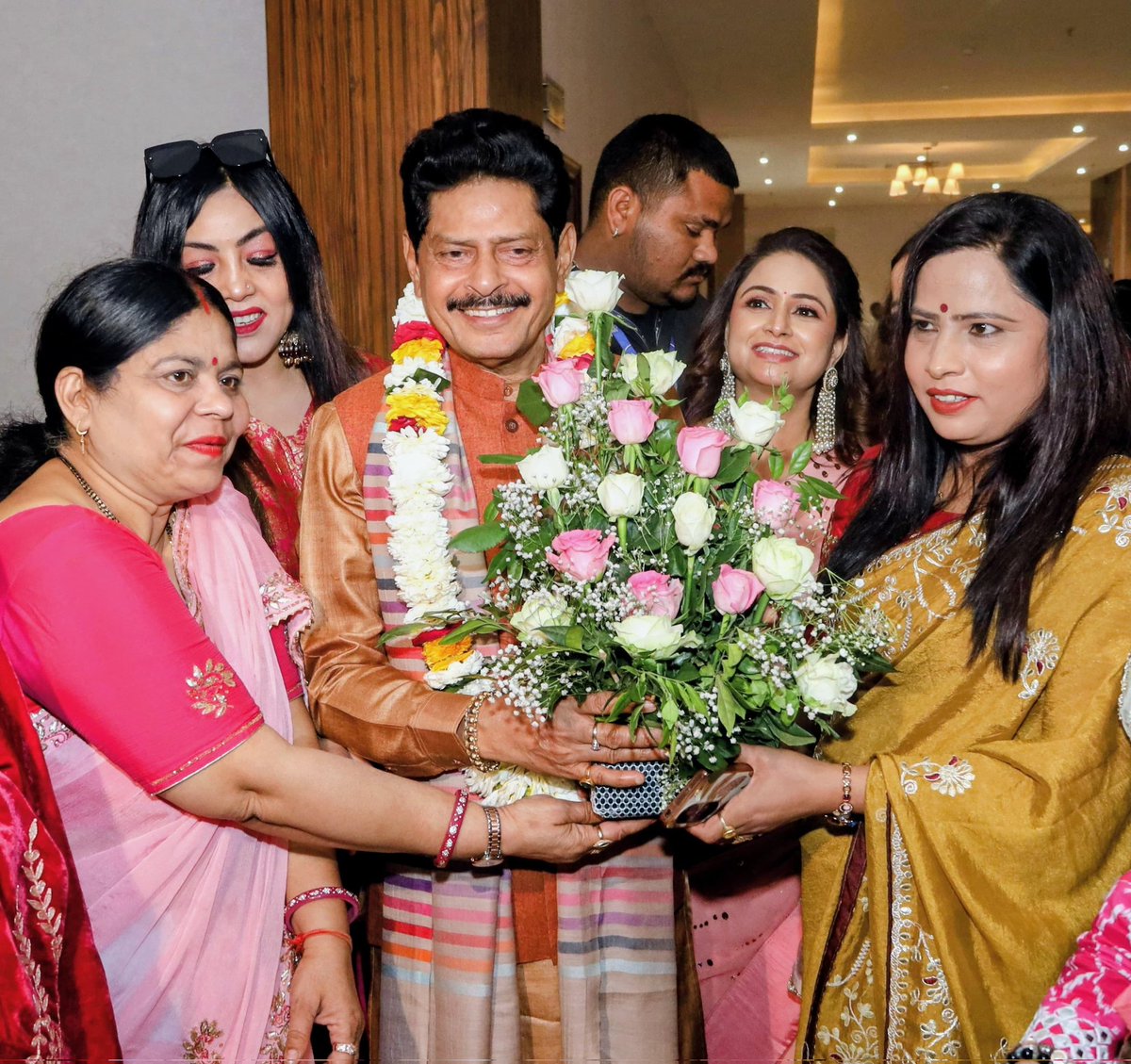 प्रतिभा, परंपरा, संस्कृति का संगम ; मातृ शक्ति का हार्दिक अभिनंदन! 

सेवा कुंज फाउंडेशन एवं नवयान फाउंडेशन के सौजन्य से ‘द कांस्टीट्यूशनल क्लब ऑफ राजस्थान, जयपुर’ में आयोजित कार्यक्रम ‘AURA : The Power of SHE’ में सहभागिता कर मातृशक्ति का अभिनंदन करने का सौभाग्य प्राप्त हुआ।

इस