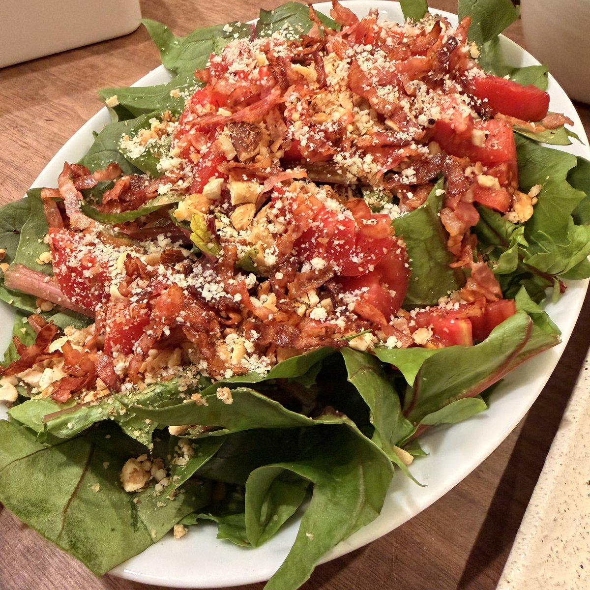 近くの直営野菜売り場で買ったサラダほうれん草とイタリアントマトで作ったサラダが超美味しい😋
砕いたナッツとカリカリベーコンが効いてるな😊