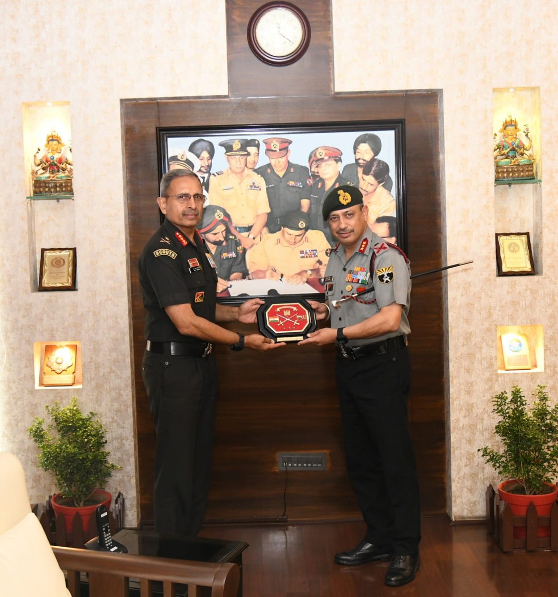 easterncomd's tweet image. Lt Gen Vikas Lakhera, Director General of #AssamRifles and Lt Gen Vikas Rohella, Engineer-in-Chief, called on  Lt Gen RC Tiwari, #ArmyCdrEC and discussed  issues related to #OperationalReadiness and priorities of mutual strategic importance.

Lt Gen Vikas Lakhera, Director