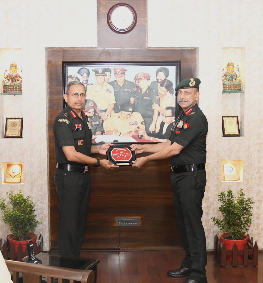 easterncomd's tweet image. Lt Gen Vikas Lakhera, Director General of #AssamRifles and Lt Gen Vikas Rohella, Engineer-in-Chief, called on  Lt Gen RC Tiwari, #ArmyCdrEC and discussed  issues related to #OperationalReadiness and priorities of mutual strategic importance.

Lt Gen Vikas Lakhera, Director
