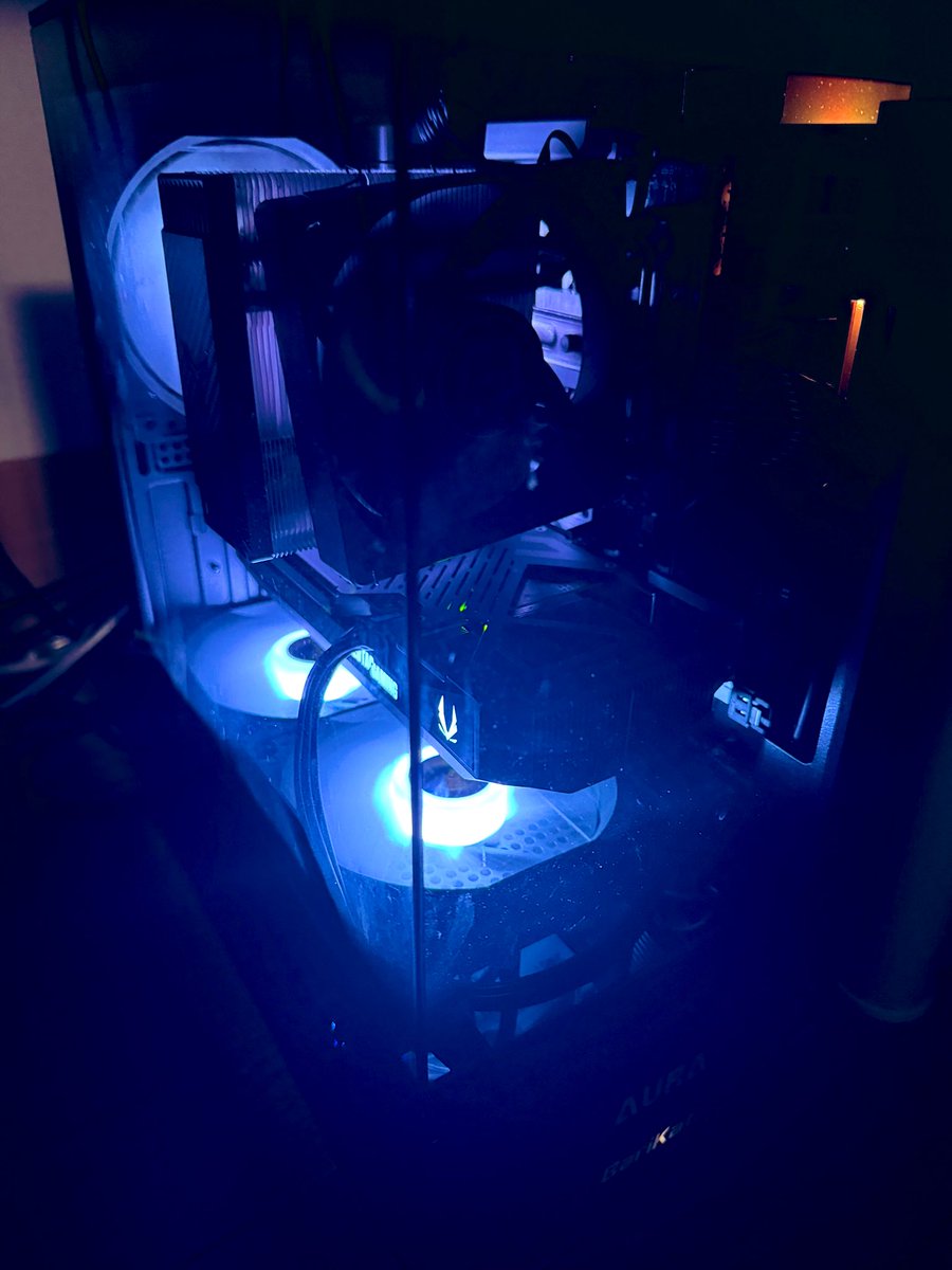 Kinoko_csgo's tweet photo. 新しくPC購入しました！

CPUはRyzen7 9800X3D、GPUはRTX5070で基本的にどんなゲームでも固まらずにサクサクプレイ出来てます。

動画編集などの作業も固まることなく動いてくれて最高です。
少し高かったけど妥協しなくてよかった🥰

#Ryzen_Radeon  #PR https://t.co/83JGTc4vtl
