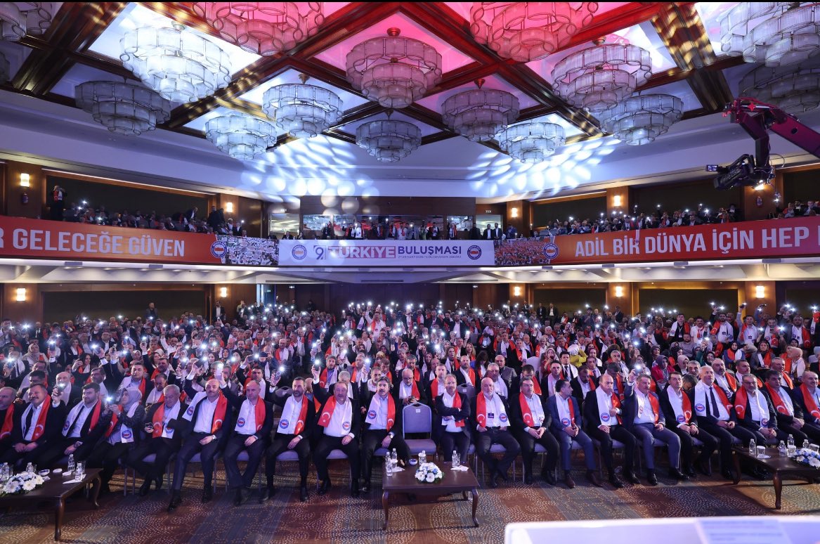 Memur-Sen 9. Türkiye Buluşmamız başladı!

Dünden bugüne büyüyen bu yürüyüş; inançla, emekle ve dayanışmayla güçlenen büyük bir ailenin hikâyesidir.

Genç Memur-Sen olarak; hakkın, adaletin ve kardeşliğin yanında, sorumluluğumuzun bilinciyle buradayız.

Aynı yolda, aynı idealle,