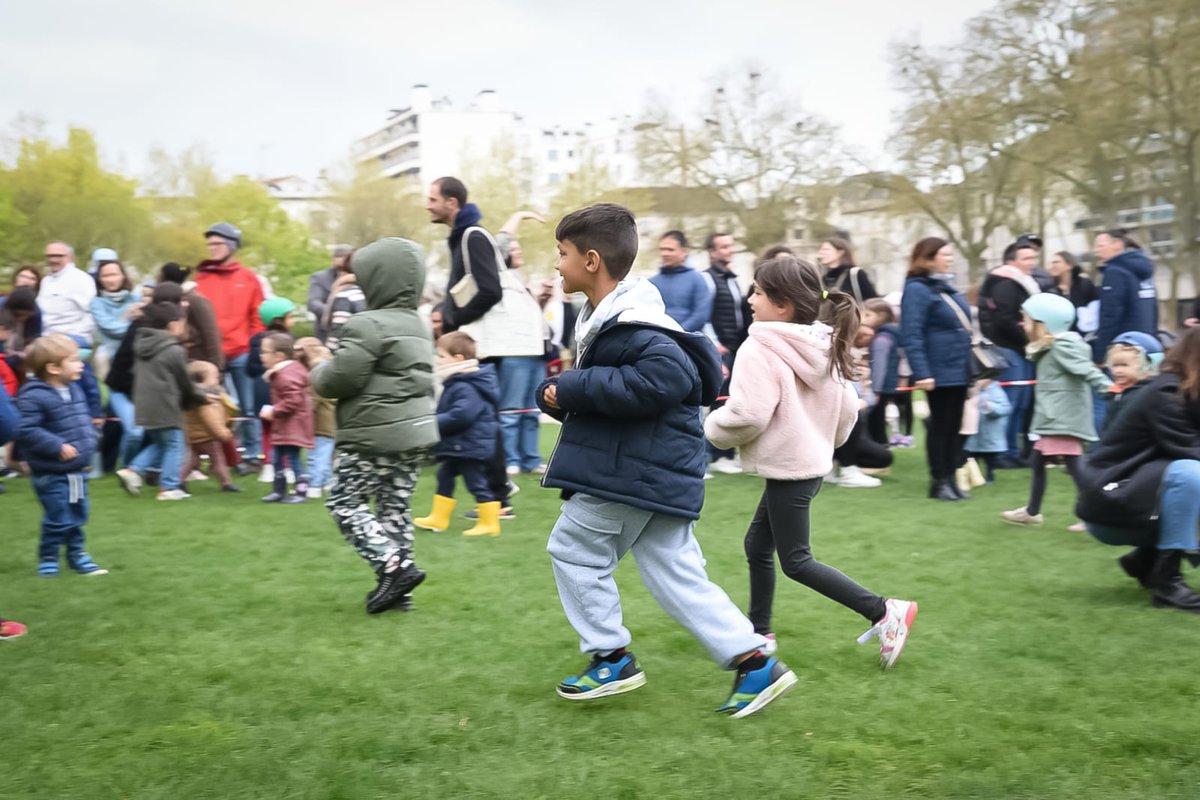 #Niort Grande chasse aux oeufs de Pâques ce matin dans les jardins de la Brèche et par chance sous le soleil 😀 ! Beau succès comme chaque année ! Merci  aux chocolatiers locaux pour leur participation 👍