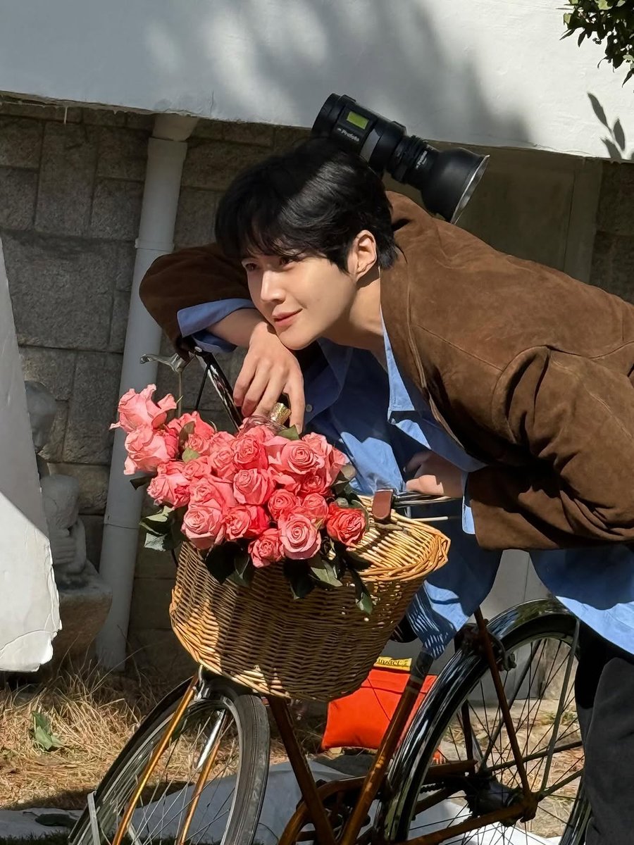 draftbear59's tweet photo. 28 March 2026
Kim Seon-Ho Instagram Post (1)

Bazaar x Atkinson

🔗https://t.co/c8a7QJ70MJ

#제작지원 #APRILISSUE 
#Atkinsons1799
#KimSeonHo #김선호 https://t.co/MCZQ7SKBbE