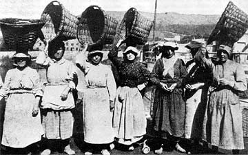 <a href="/DarinaMarty/">Darina Martykánová</a> Tenemos fotografías en España de las sirgueras, de las mujeres descargando las cajas de pescado, de las estibadoras que cargaban los cargueros en los puertos...

Pero esta gente cree que su imaginación es la que determina la historia.