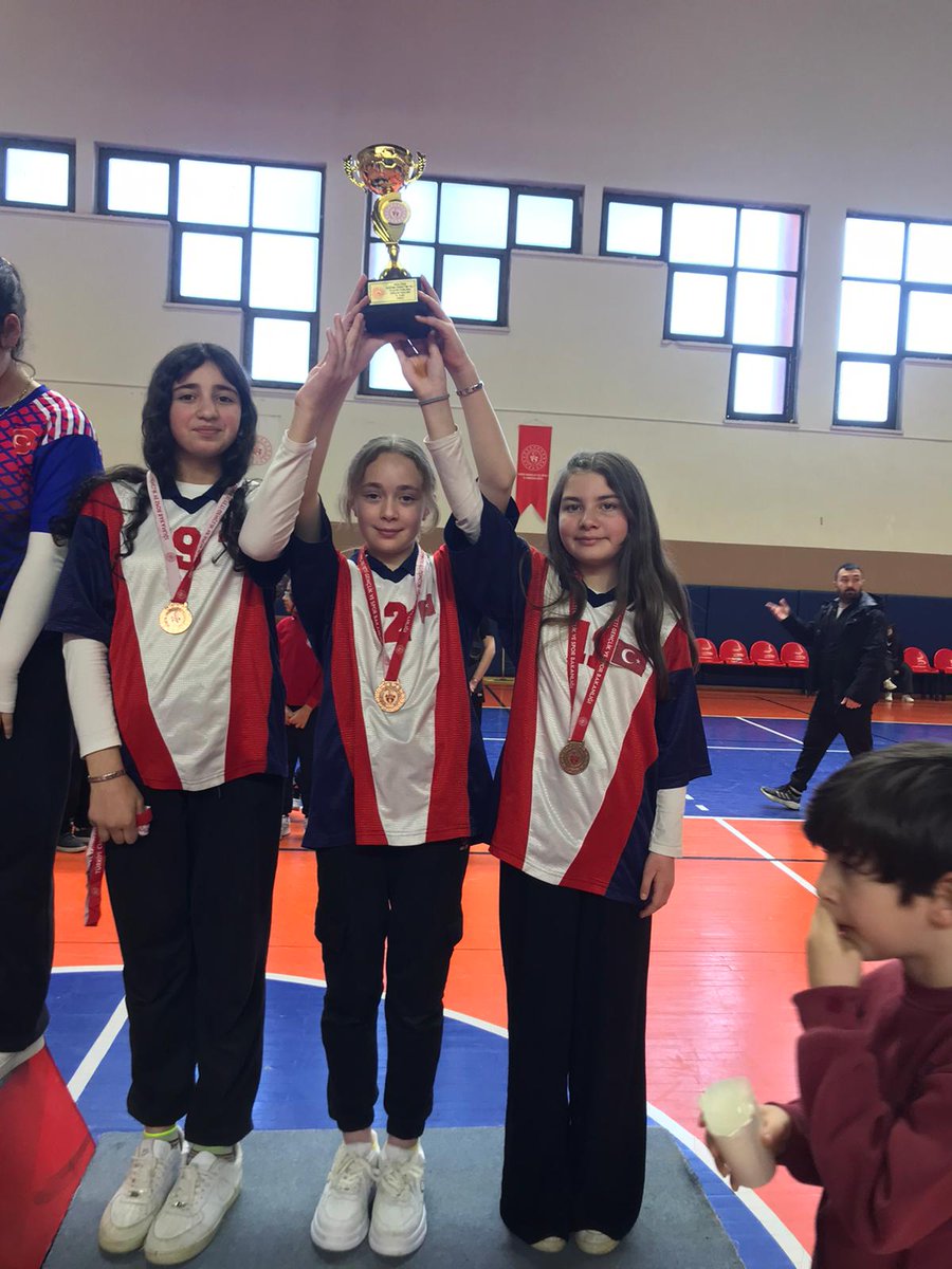 KorganYbo's tweet photo. 🏟 Fatsa 75.Yıl Spor Salonu’nda düzenlenen Floor Curling Küçükler İl finallerinde kızlar, erkekler ve karma takım olarak 3 takımla katıldık. Müsabakalar sonucunda kız takımımız Ordu il üçüncüsü oldular 🏅
>>https://t.co/xd2DH9L70b
#okulsporları #floorcurling #spor https://t.co/39555ETJs2