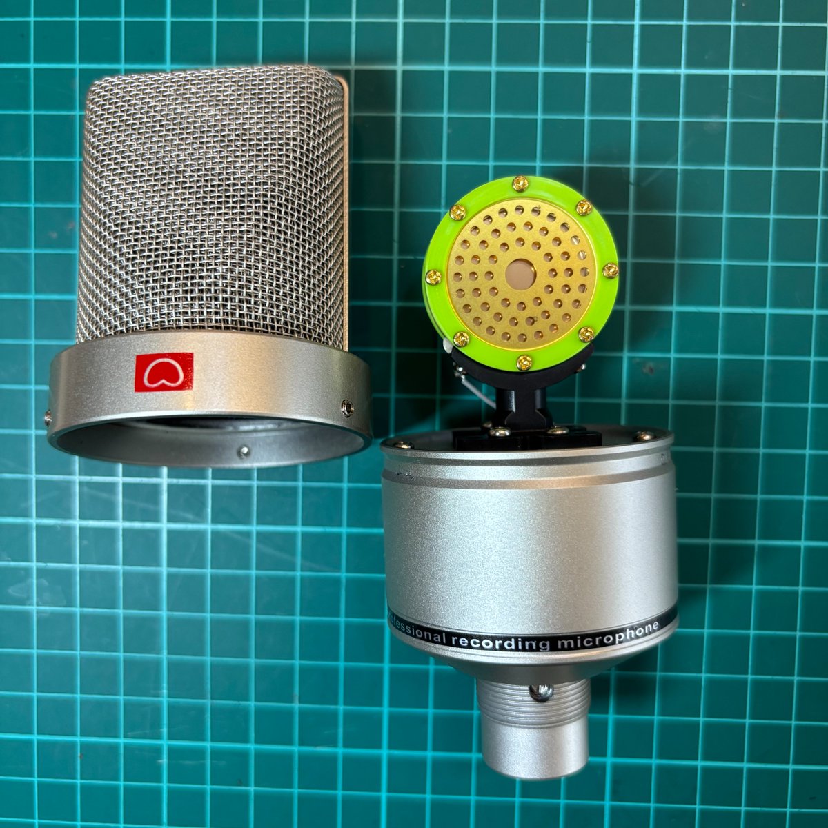 kosuke_030160's tweet photo. アリエクで1,500円で買ったパチモノTLM103。見た目は最高だけど
中身は衝撃の8mm ECM(笑)16mmですらなかった。でも、ここからが本番。
中身を全取っ替え。FETと抵抗を厳選して、最短配線で組み直し抜群に静か。カーディオイドのキレも最高。1,500円の『ガワ』に魂が宿った瞬間
#自作マイク #TLM103 https://t.co/98ty9lZTnx
