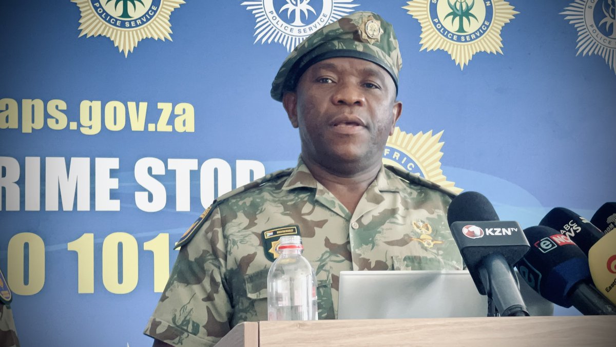 ReportFocus's tweet photo. Mkhwanazi signs new five-year contract as KZN police commissioner     
https://t.co/p2hIqQbiQT https://t.co/rRveTgTiLE