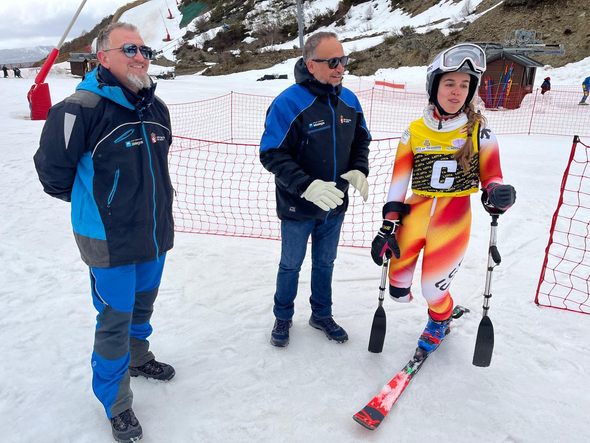 diputacionleon's tweet photo. ⛷️@eileitariegos recibe a María Martín-Granizo en su regreso a la nieve tras el éxito paralímpico
❄️El presidente de #DiputaciónDeLeón @courel1966 y el diputado Octavio González la reciben coincidiendo con la Carrera Social del #ClubDeportivoLeitariegos
📎 https://t.co/XWnulYeozX https://t.co/B78AgQieOY