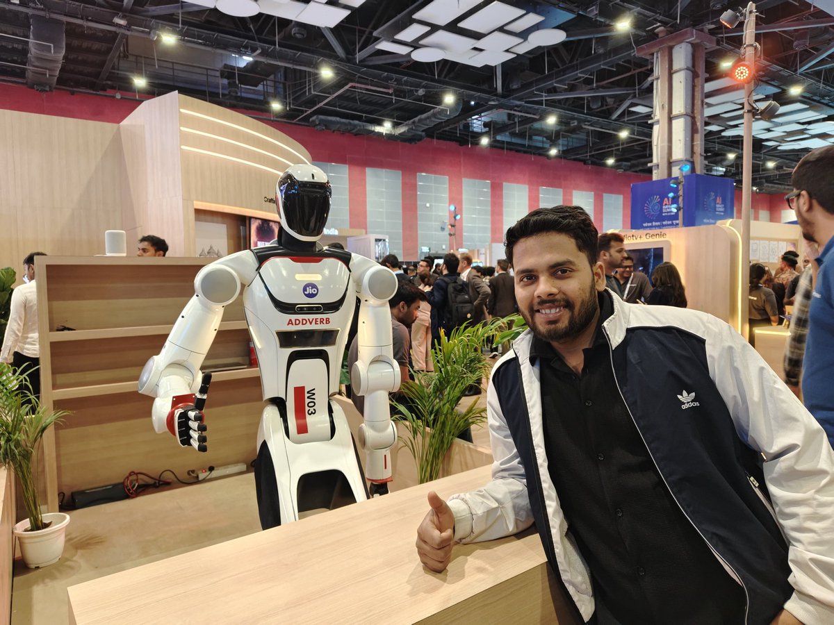 VivekYadav161's tweet image. AI doesn’t actually “understand” anything 🤯
Tools like ChatGPT just predict the next word based on patterns — like super advanced autocomplete.
It feels smart, but it’s really math + probability doing magic.
#AI #TechFacts #CoderArmy