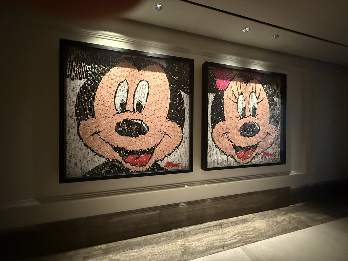winvalley's tweet photo. 韓国、仁川空港の近くのパラダイスシティ、アート作品だらけで、素敵だった。入り口近くには草間彌生のかぼちゃ、アートギャラリーには、巨大KAWSなど数えきれない。こんなホテルに泊まってみたい。 https://t.co/hfZy8vBC5z