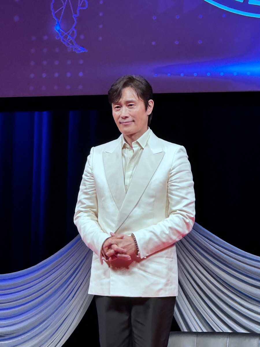lee byung-hun wears 🤎 tweet media