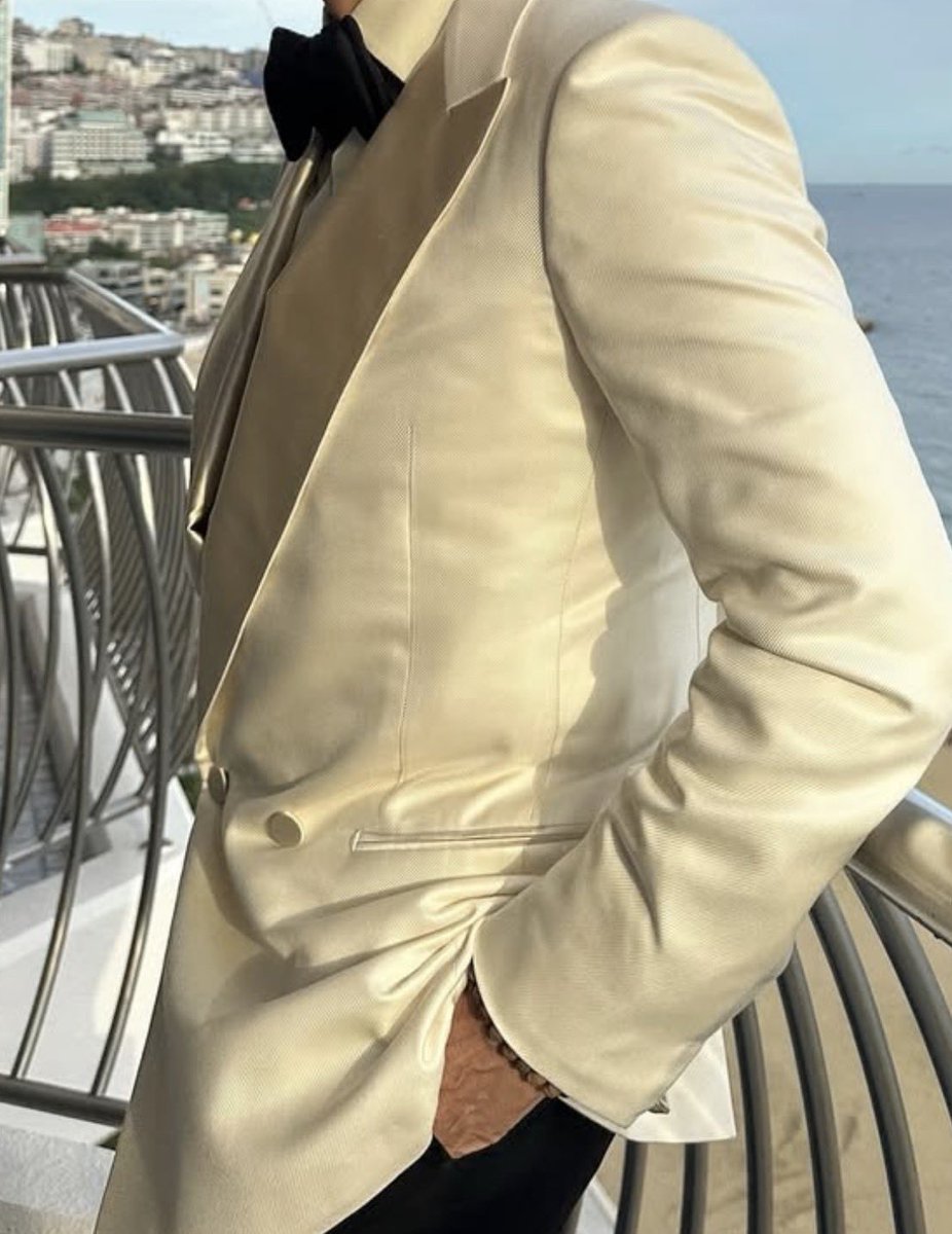 lee byung-hun wears 🤎 tweet media