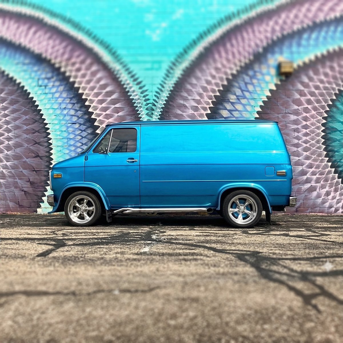 _VanCult_'s tweet photo. Happy Side-shot Saturday!
..
#tagtheowner #tagthevan #tagthephotographer
..
#sideshotsaturday #van #gm #chevrolet #chevy #chevyvan #thirdgen #gvan #vans #boogievan #showvan #customvan #vannin #vanlife #vanporn #vancult #getinandgetiton https://t.co/UcNED1WOtZ