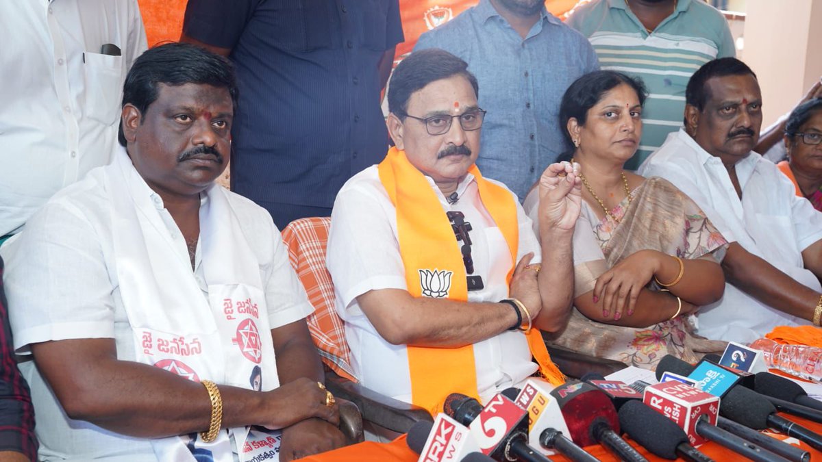 BJP4Andhra's tweet photo. ఆకివీడు పెదపేట రామాలయ పునర్నిర్మాణ విషయంలో వెనక్కి తగ్గే ప్రసక్తే లేదని కేంద్రమంత్రి శ్రీ @BjpVarma గారు స్పష్టం చేశారు. శ్రీరామనవమి పర్వదినం సందర్భంగా రామాలయం వద్ద డిప్యూటీ స్పీకర్ గారిపై, కూటమి నాయకులు, కార్యకర్తలు, భక్తుల మీద జరిగిన దాడిపై ఆకివీడులో ఎన్‌డీఏ నాయకులతో కలిసి ఆయన మీడియాతో మాట్లాడారు.   

🔸 రామాలయం వద్ద జరిగిన దాడి అత్యంత దురదృష్టకరం. ఇటువంటి ఘటనలను బిజెపి తీవ్రంగా ఖండిస్తోంది.
🔸 పెదపేట రామాలయ స్థలం ఎలాంటి వివాదాస్పద స్థలం కాదు. తరతరాలుగా అక్కడ పురాతన ఆలయం, శ్రీరామ విగ్రహాలు ఉన్నాయనే విషయం స్పష్టం.
🔸 ఎక్కడైనా మత మార్పిడులు జరిగినా… ఆ ప్రాంతంలోని హిందూ దేవాలయాల పవిత్రత, చరిత్ర, సంస్కృతి ఎప్పటికీ మారవు.
🔸 రామాలయ పునర్నిర్మాణం భక్తి, విశ్వాసానికి ప్రతీక. అక్కడ విశ్వహిందూ పరిషత్ ఆధ్వర్యంలో, ప్రజల సహకారంతో భవ్యమైన రామాలయం నిర్మిస్తాం.