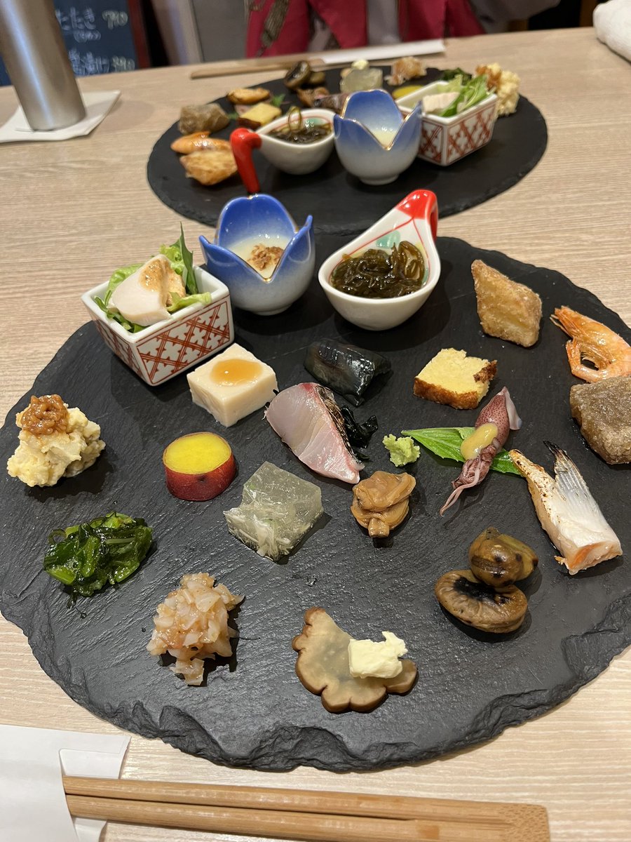 現在下絵中ですが、ちょっと息抜きで須磨寺にお花見に。
知らなかったんですが、平敦盛の最期の地近くなので、首塚があったのでお参りしてきましたよ。
まだ桜はチラホラでしたが、早咲きの桜もあったので良かったです^_^
また仕事します。