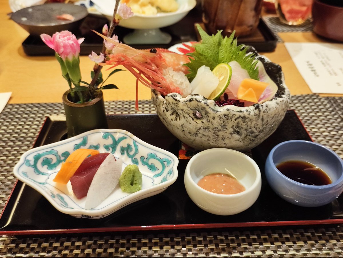 MoNoooooX's tweet photo. 5年目の結婚記念日だったので良き飯を食べた https://t.co/VGUC94tuvh