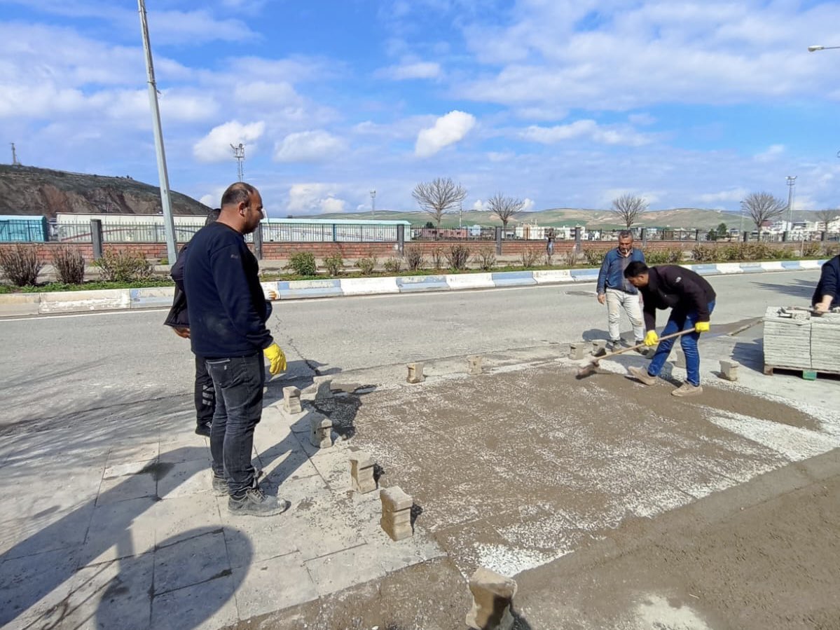 🔴 Belediyemiz Fen İşleri Müdürlüğü tarafından Cadde ve sokak yolu onarım çalışmalarımız devam ediyor.

▪️Eşbaşkanlarımız ve Belediye Meclis Üyelerimiz koordinesinde yapılan çalışmalarla birlikte birçok güzergahta onarım gerçekleştirildi.

#çalışma #kurtalan #siirt #belediye