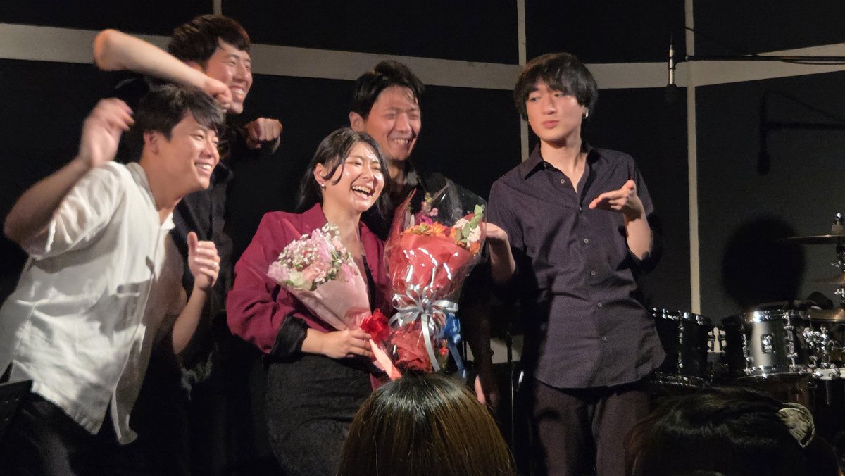 yusonau's tweet photo. CAVOちゃんの卒業ワンマンライブへ。着席&スタンディングでパンッパンのWordsで最高の音楽を聴けた。一瞬海外のディナーショーとかに来てる？って錯覚するくらい、歌声も曲も演奏も最高すぎた。音を楽しむってこういうことなんだなぁ。好きな曲のバンドアレンジも良すぎて、CAVOちゃんの声がバンド演奏に映える映える....！！！ずっと聴いていたかった。全てにおいてレベルが高すぎて、圧倒された。まじで今日来れて良かったなぁ....
CAVOちゃん、卒業本当におめでとう！しばらく歌声を聴けなくなるのが本当に寂しくて、私が勝手に「もったいない！！！」と思ってしまうくらい。社会人になっても頑張ってね！そしてたまに歌声が聴けることを心待ちにしています。CDも大切に聴きます(*´ー｀*)