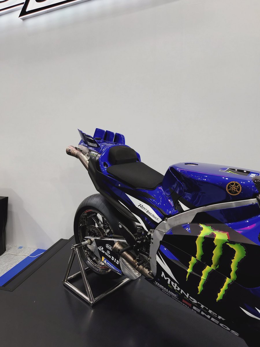 hoshiman's tweet photo. モーターサイクルショーの感想。
最近のレース用バイクは垂直尾翼が着いている。
あとWR125Rはモタードにしたら楽しそう。
でした！ https://t.co/Dp831FPMPv