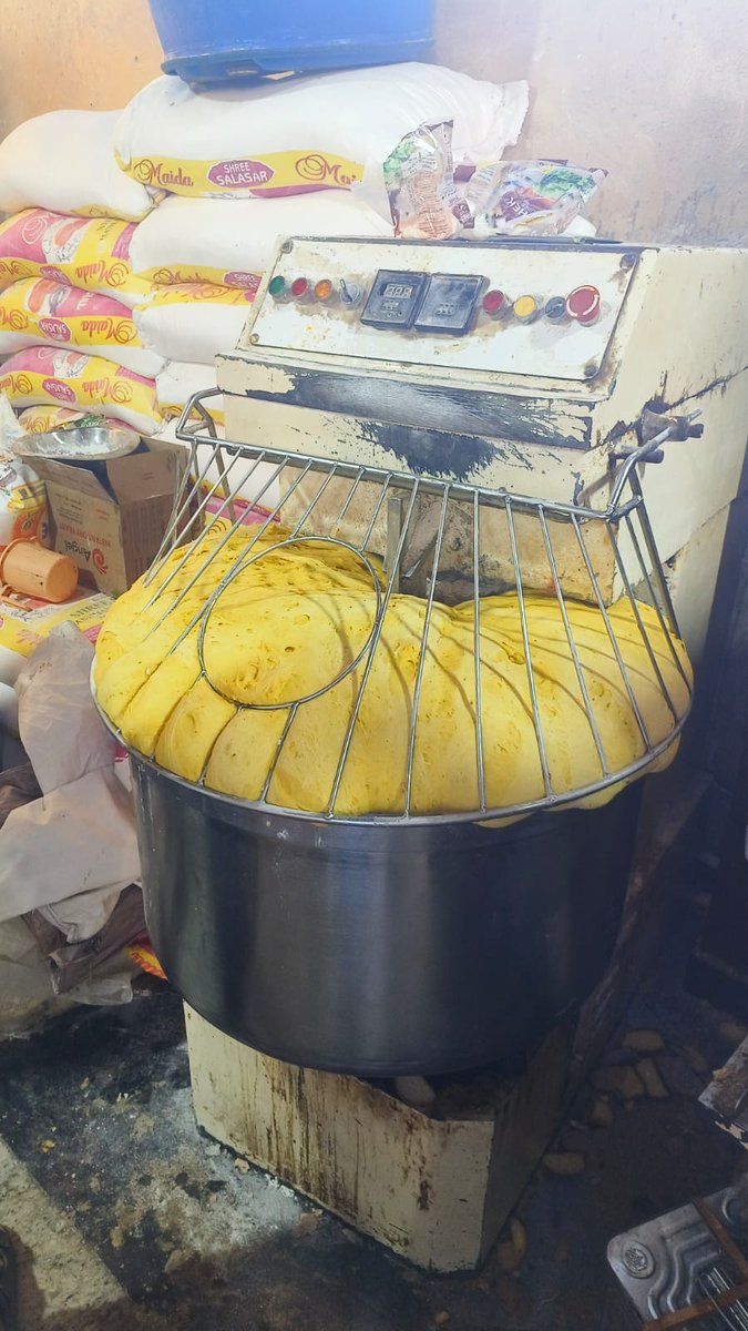 NewsMeter_In's tweet image. #Hyderabad:

Illegal #bakery unit busted in #Gudimalkapur  | ₹12.54 lakh goods seized

@hydcitypolice Task Force (#Golconda) &amp;amp; Gudimalkapur Police raided an #unlicensed bakery unit in #KDColony, arresting one accused, Ahmed Raza (46).

Manufactured #biscuits, #buns &amp;amp; other items