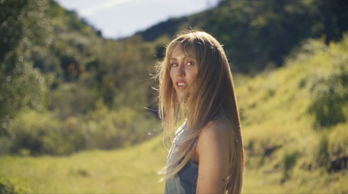 TeamMileySWE's tweet photo. The music video for ‘Younger You’ is perfection with all the references to the Hannah Montana era https://t.co/aF3AbhbTIK