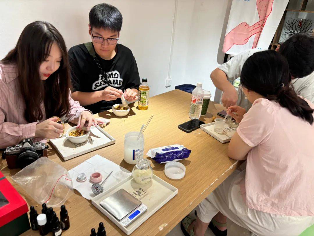 Alexandra Sands tweet media