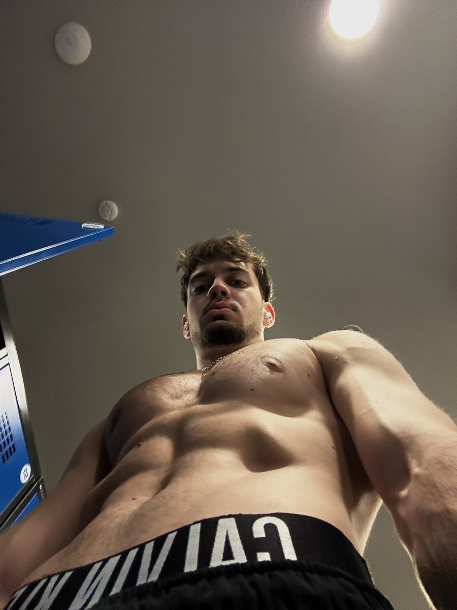 ChezyMuscleGod tweet media