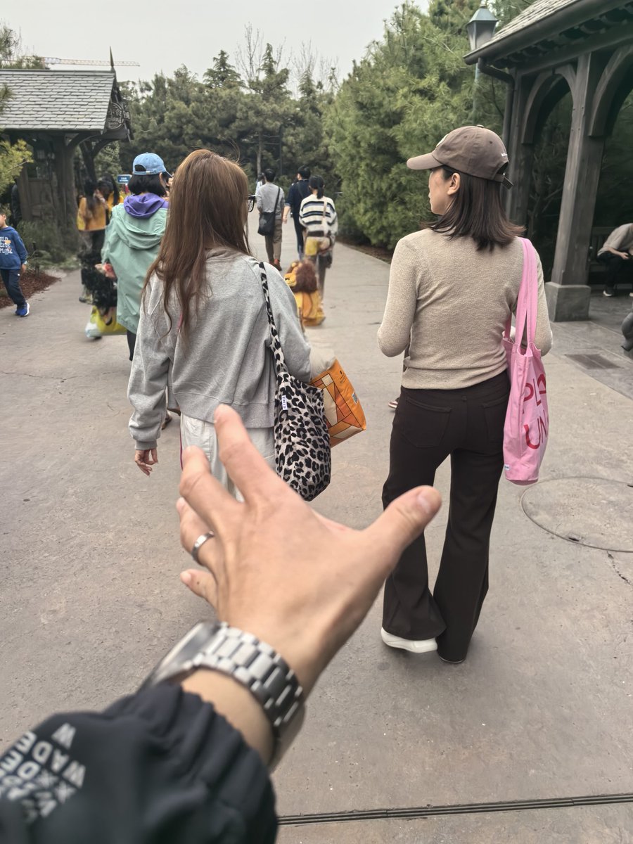 Evilucifer5's tweet photo. 又到了我最爱的周末活动，带着骚货老婆和最爱的闷骚人妻环球影城遛娃的节目 https://t.co/VYMujOmpCn